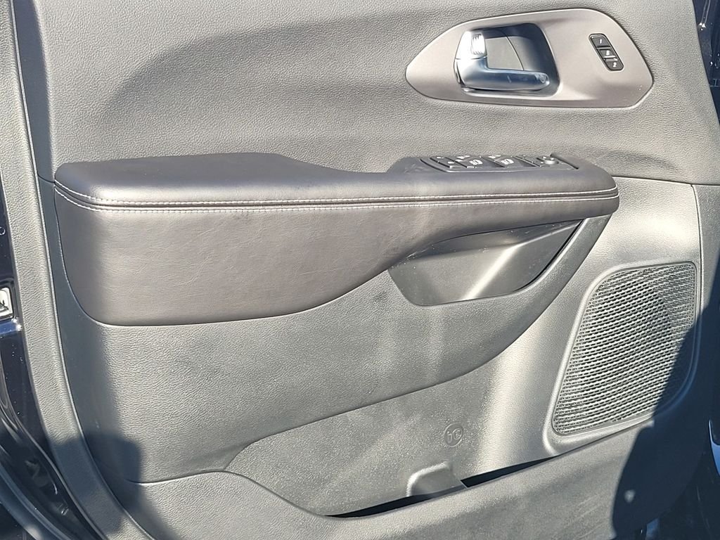 2026 Chrysler Pacifica Select - Photo 8