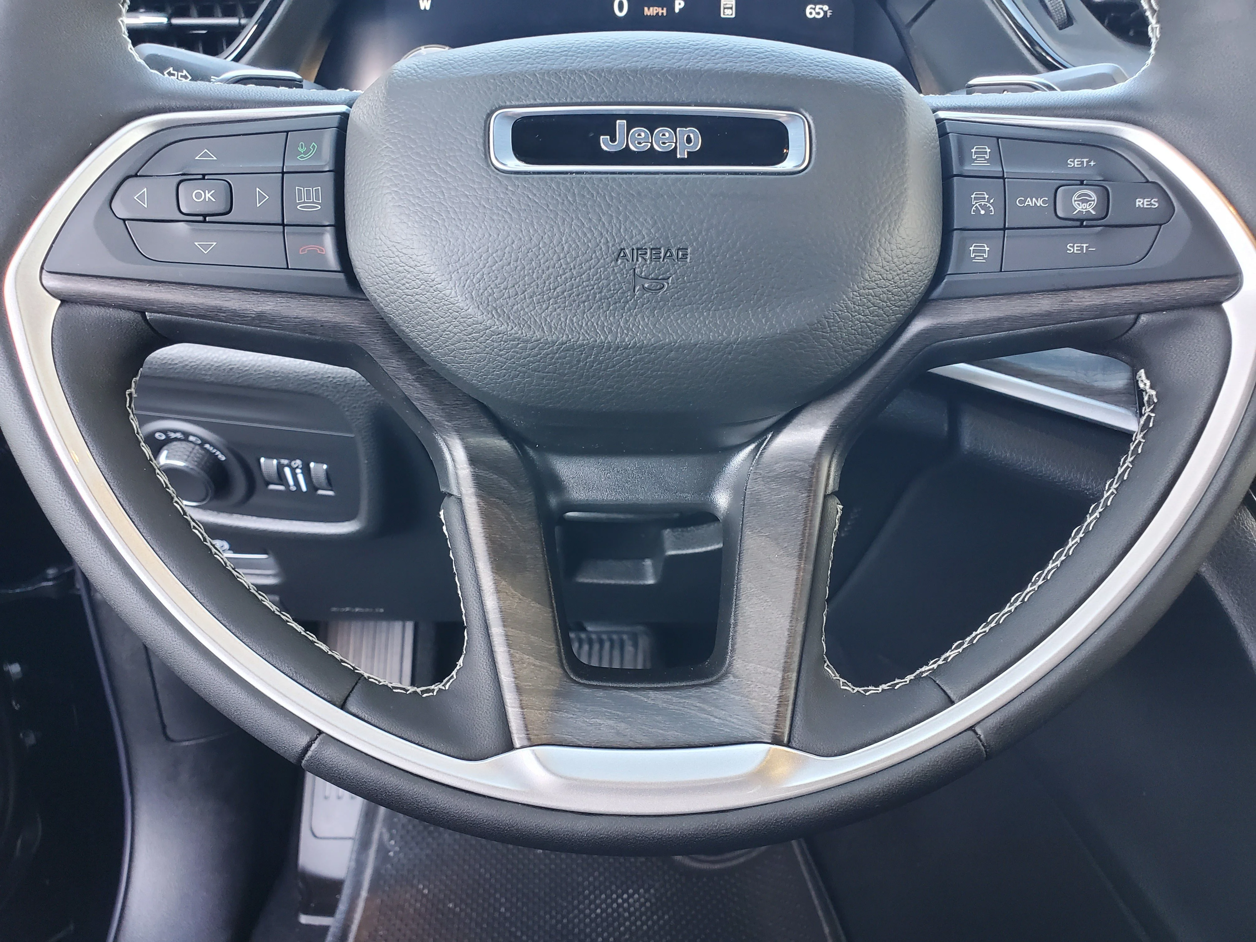 New 2026 Diamond Black Crystal Pearlcoat Jeep Altitude image 24