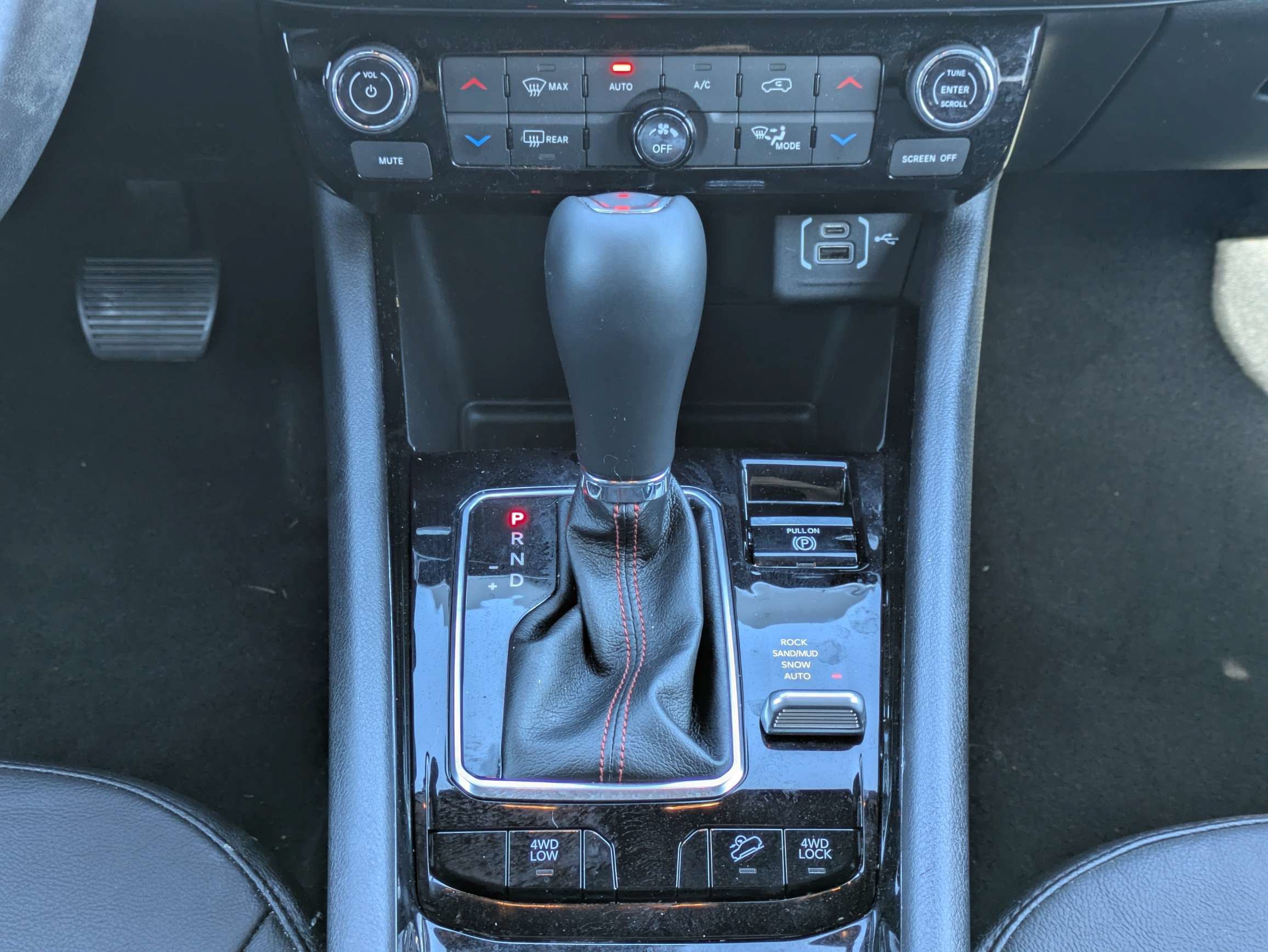 Used 2024 Diamond Black Crystal Pearlcoat Jeep Trailhawk image 17