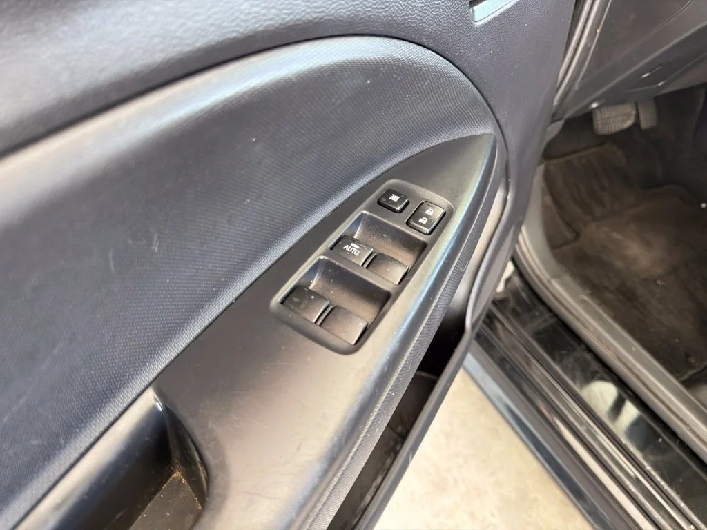 Used 2018 Black Mitsubishi ES image 29