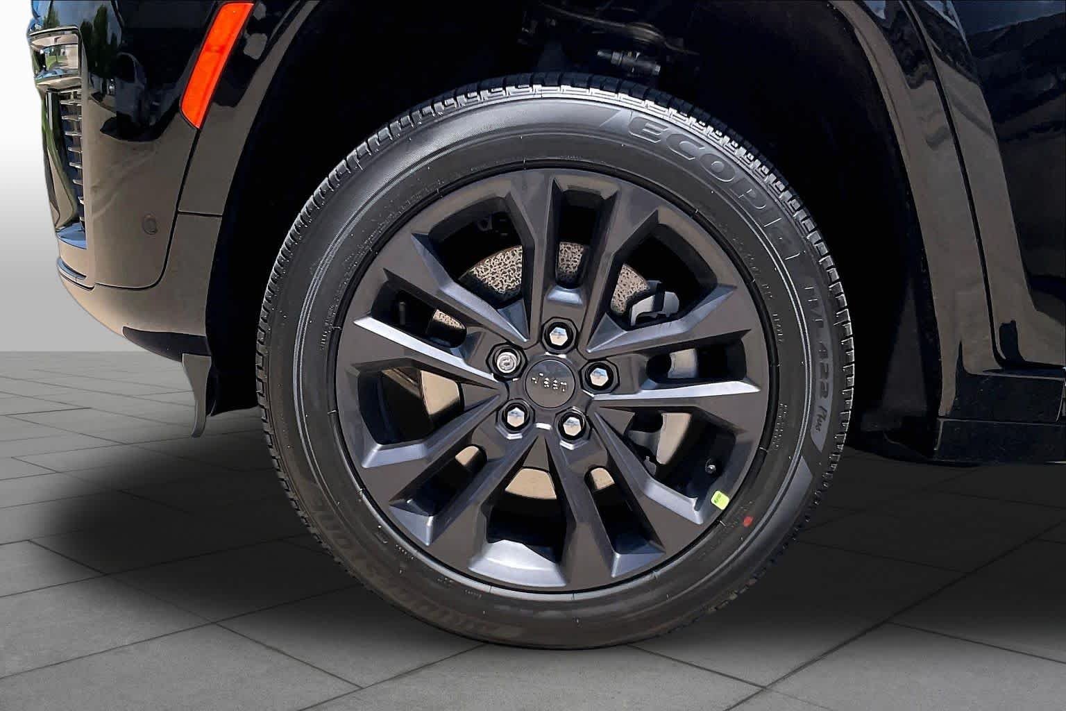 New 2026 Diamond Black Crystal Pearl-Coat Exterior Paint Jeep Limited Reserve image 11