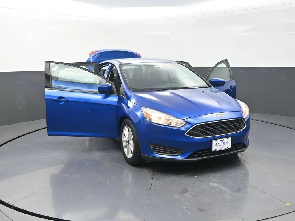 Used 2018 Blue Ford SE image 31