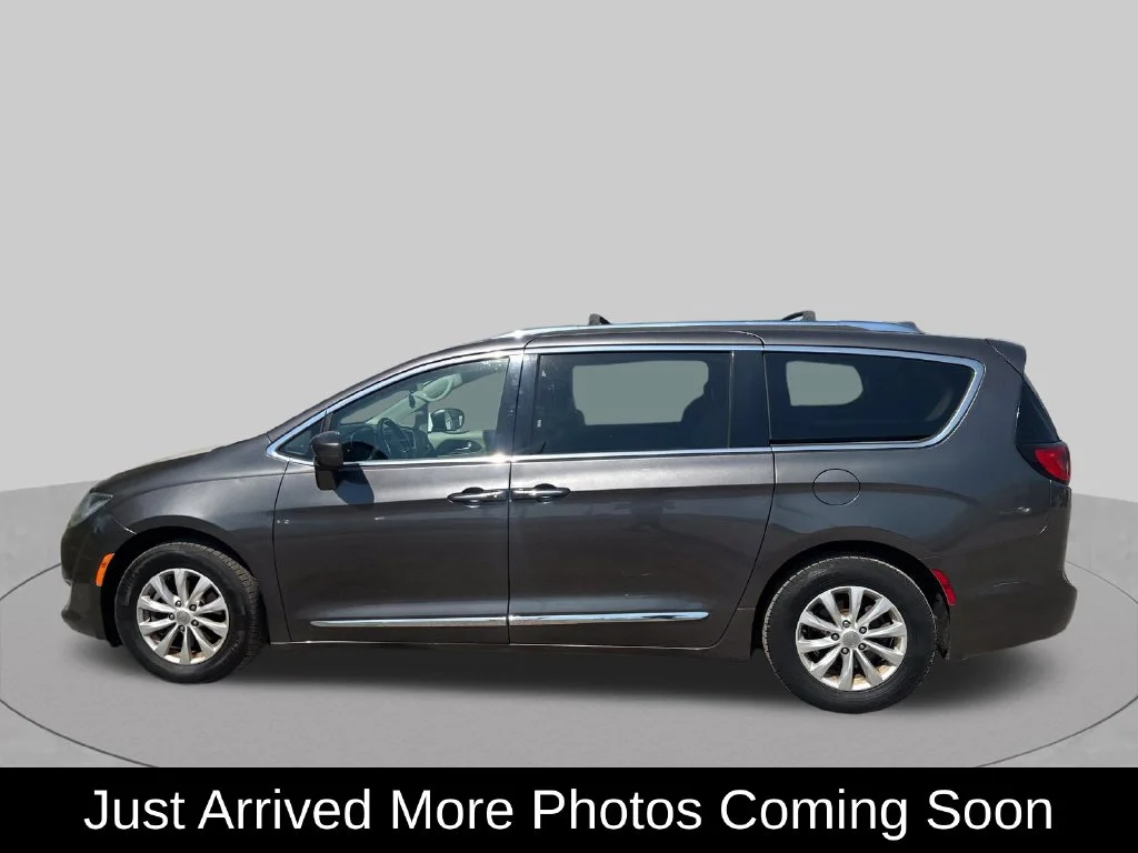Used 2018 Gray Chrysler Touring L image 3