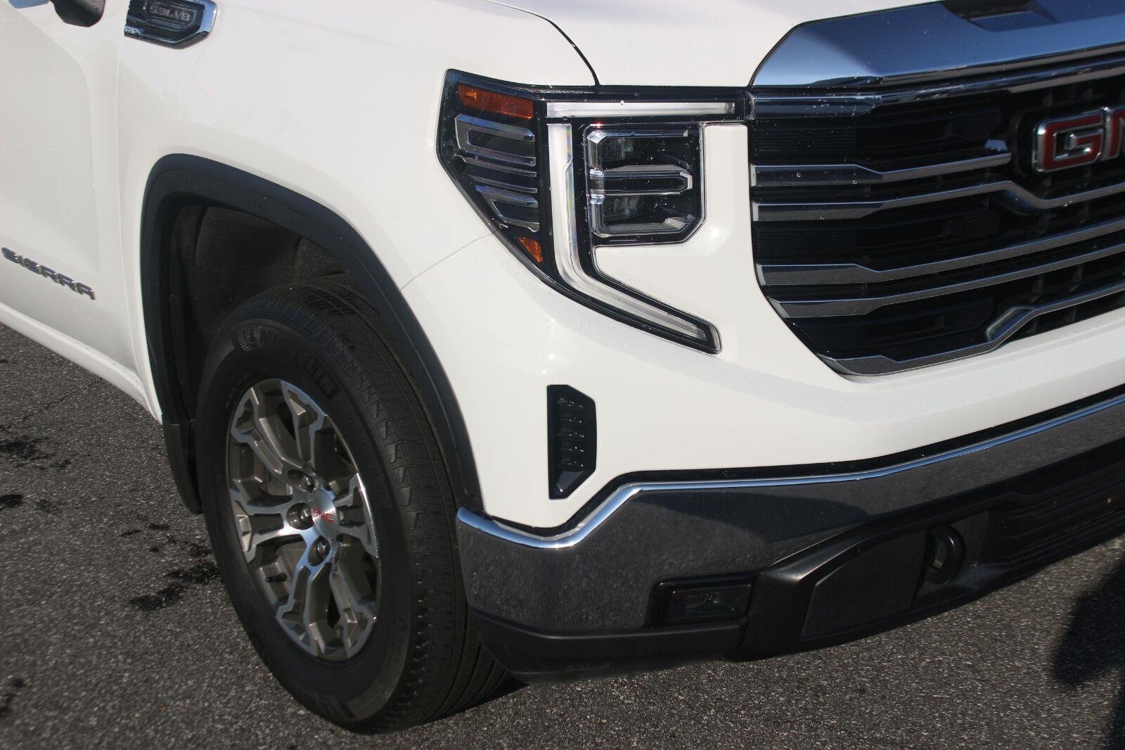 Used 2025 Summit White GMC SLT image 9