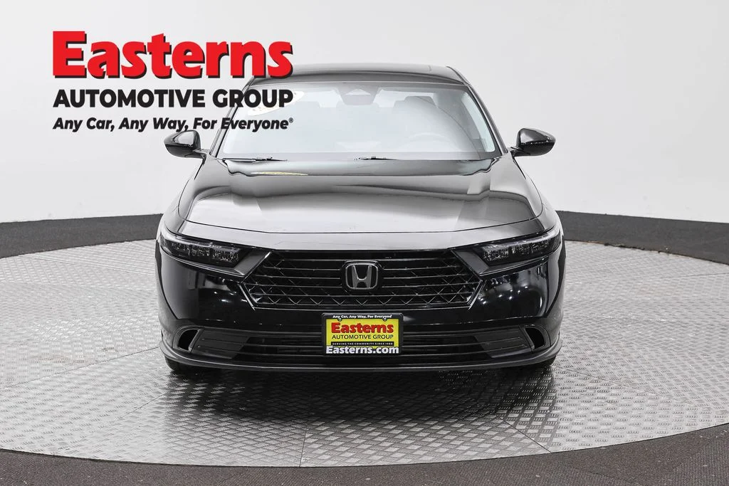 Used 2025 Black Honda SE image 2