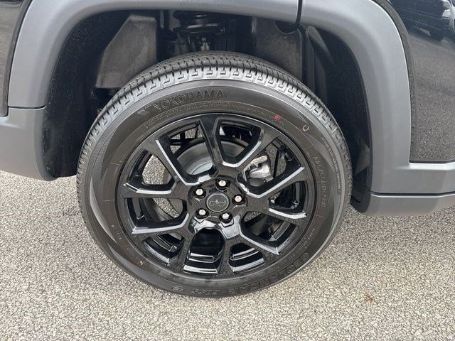 New 2026 Diamond Black Crystal Pearl-Coat Exterior Paint Jeep Latitude image 22
