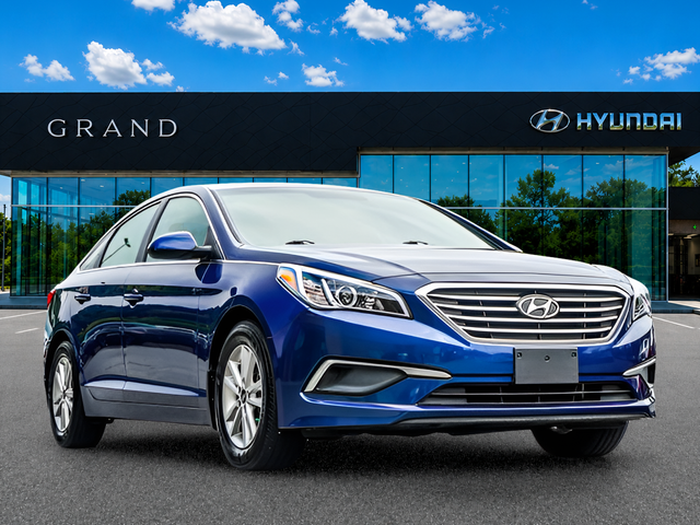 Used 2017 Blue Hyundai SE image 8