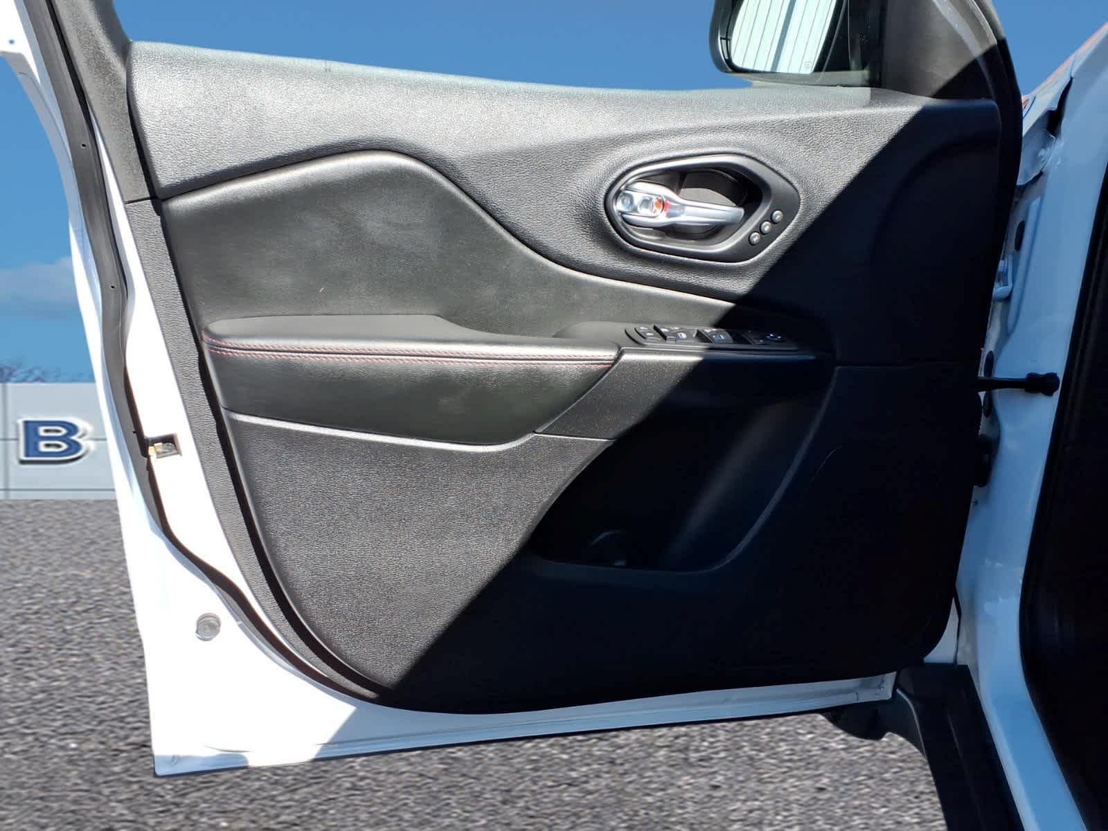 Used 2022 Bright White Clearcoat Jeep Trailhawk image 12