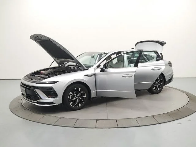 Used 2025 Silver Hyundai SEL image 12