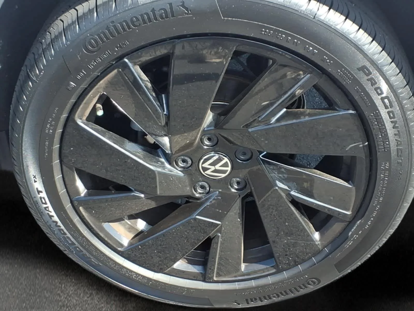 Used 2023 Pure White Volkswagen SE image 9