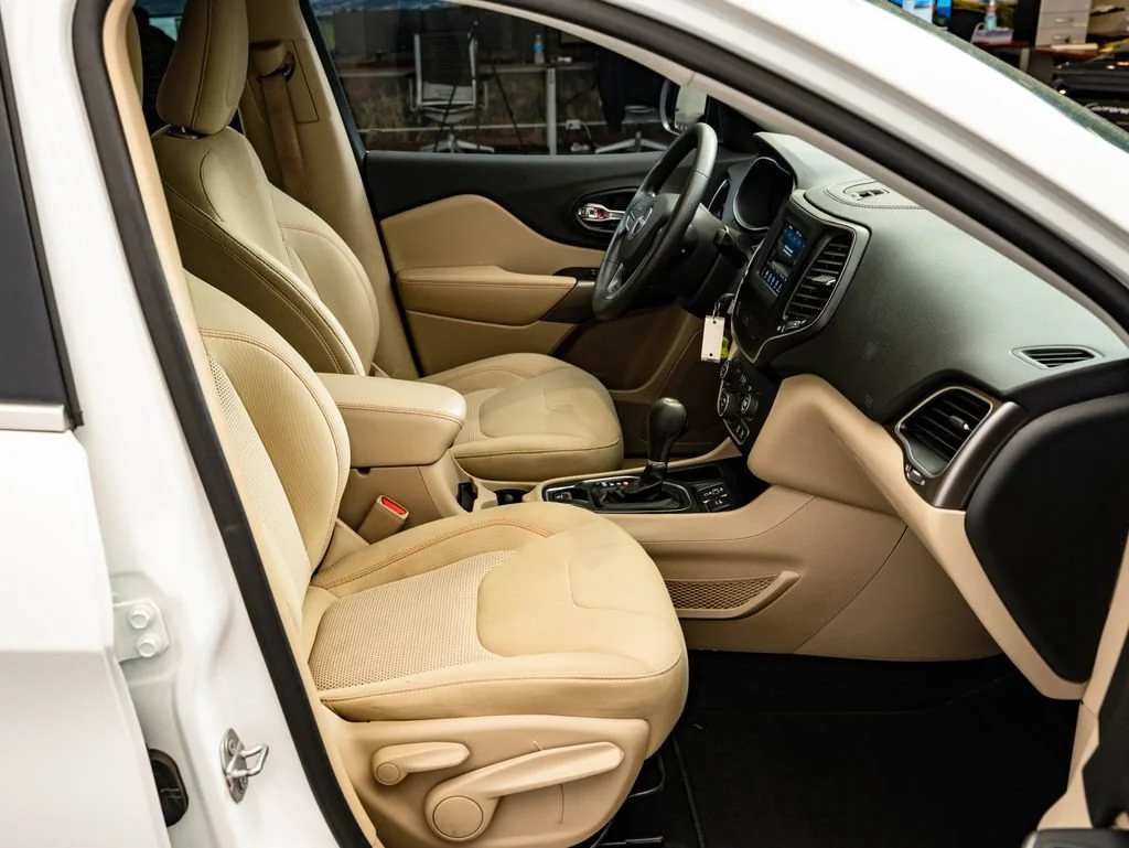Used 2019 Bright White Clear Coat Jeep Latitude image 23