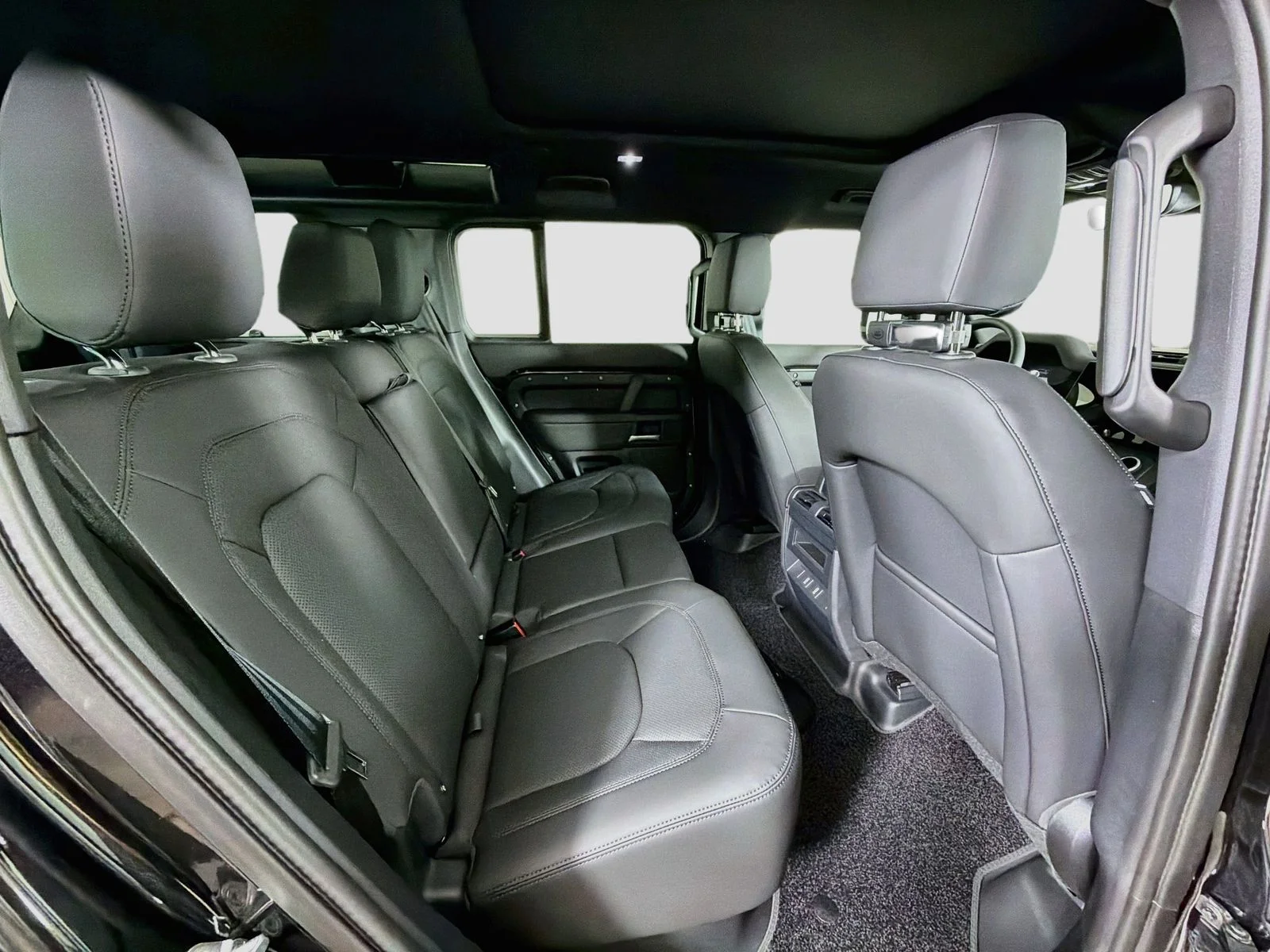 New 2026 Santorini Black Land Rover S image 32