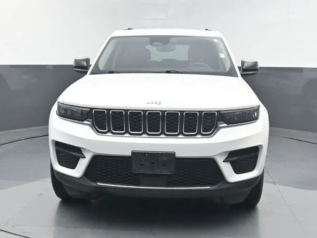 Used 2024 White Jeep Laredo image 11