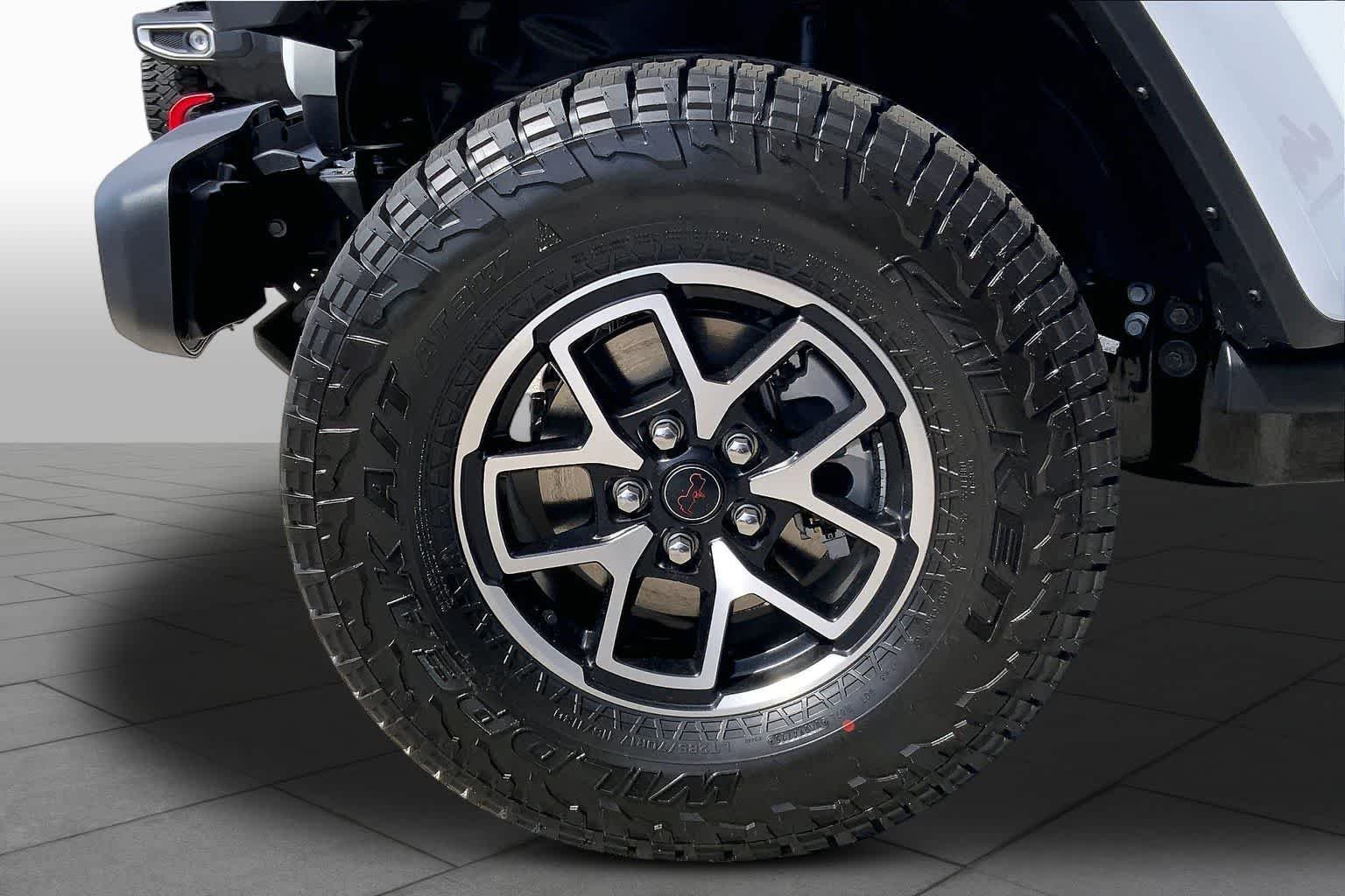 New 2026 Bright White Clear-Coat Exterior Paint Jeep Rubicon image 8