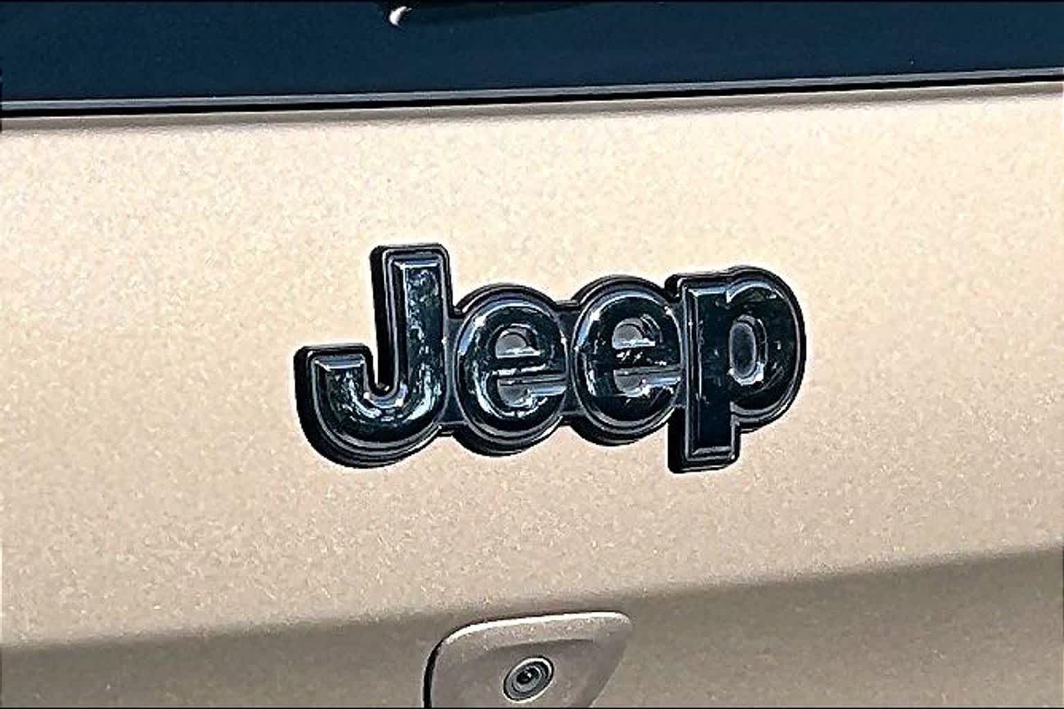 Used 2015 Cashmere Pearlcoat Jeep Sport image 10