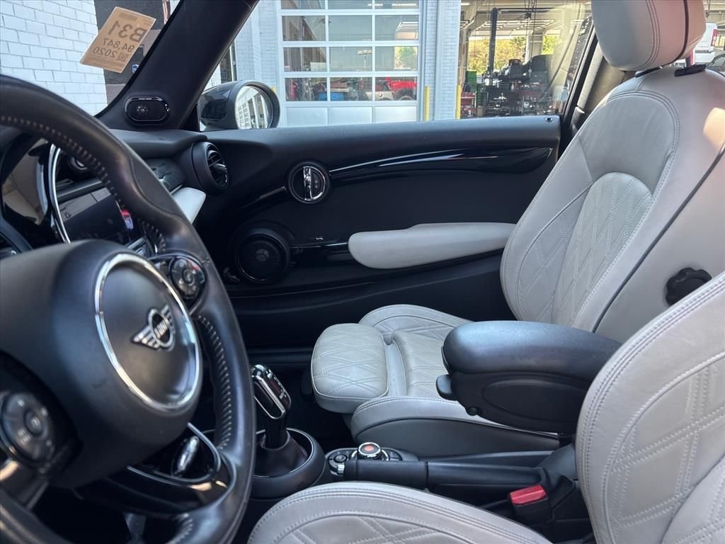 Used 2020 White MINI Classic image 16