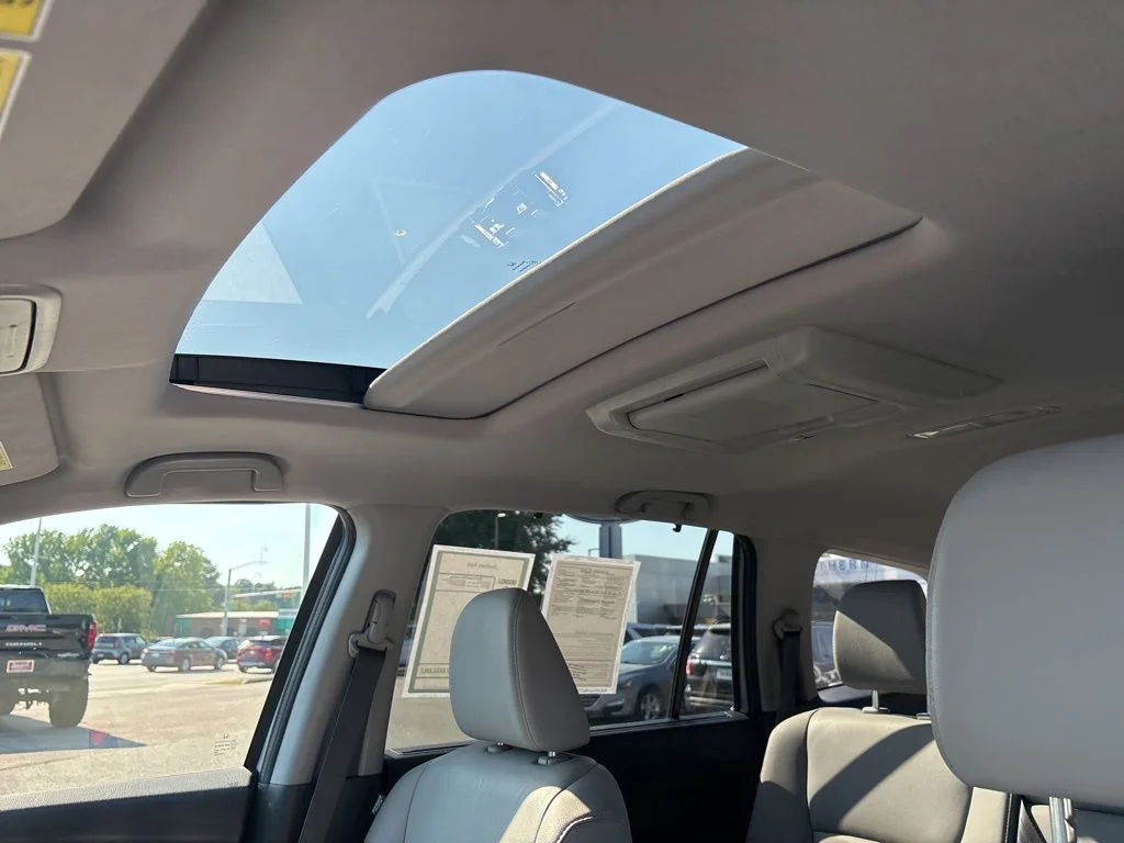 Used 2017  Honda Touring image 24
