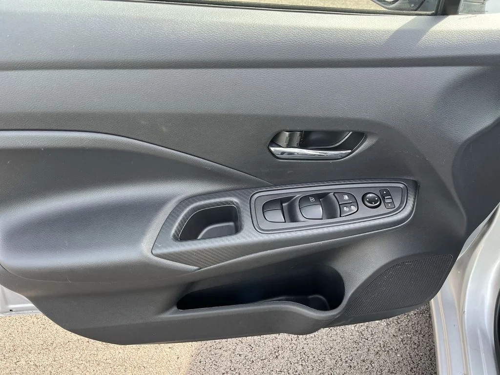 Used 2025 Silver Nissan 1.6 SV image 13
