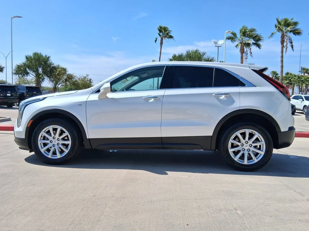 Used 2023 CRYSTAL WHITE TRICOAT Cadillac FWD Luxury image 3