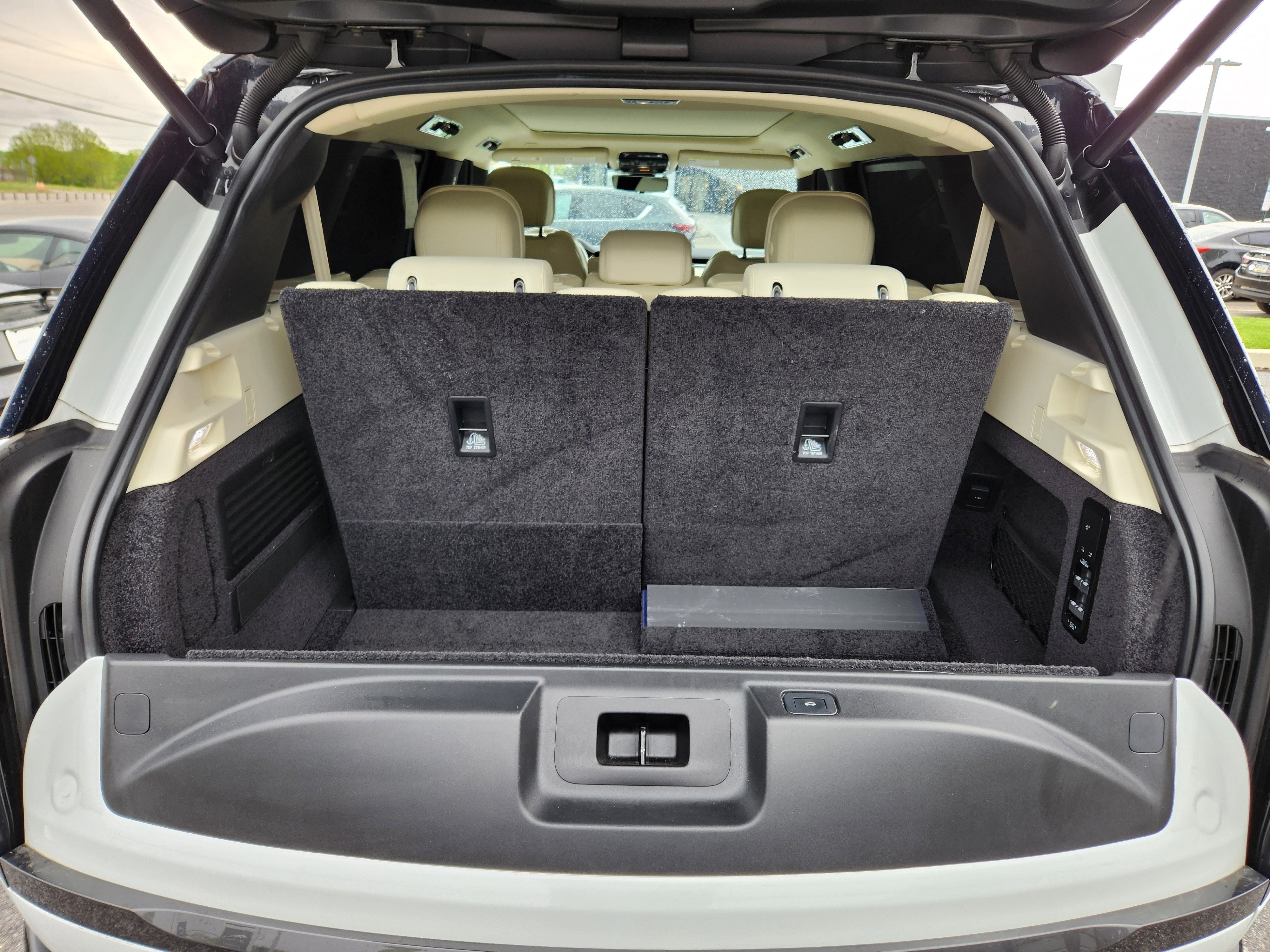 Certified Used 2023 Fuji White Land Rover SE image 8