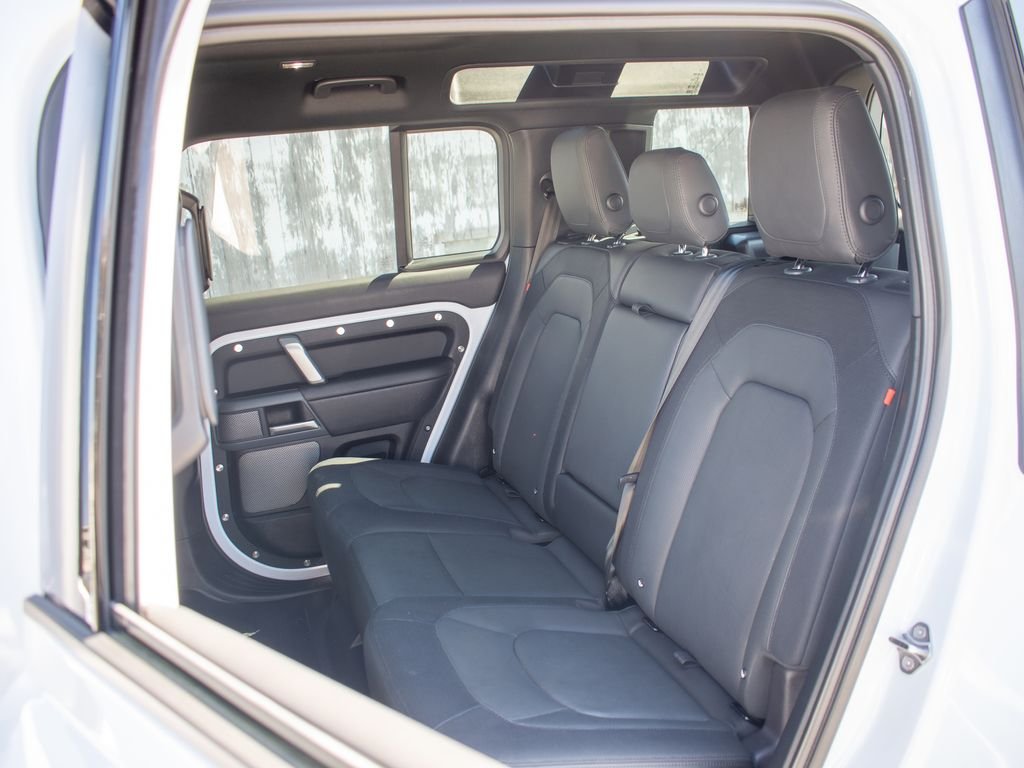 Used 2023 White Land Rover X-Dynamic SE image 36