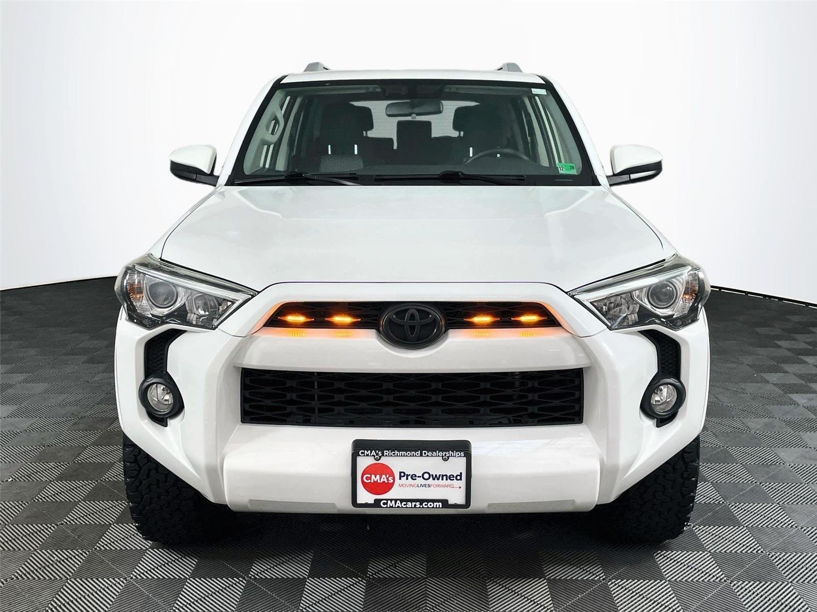 Used 2018 Super White Toyota SR5 image 2