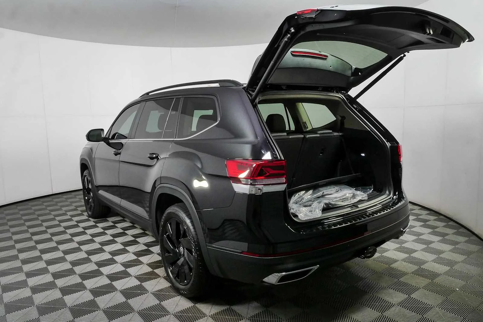 New 2026 Deep Black Pearl Volkswagen 2.0T SE w/Technology image 33