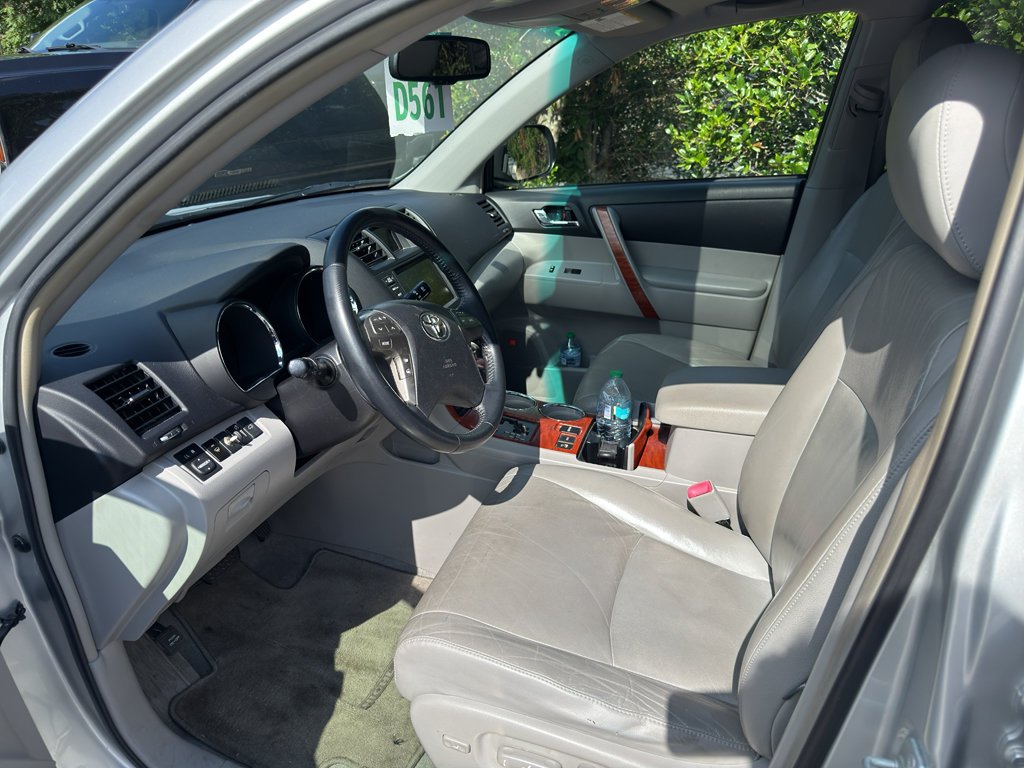 Used 2008 CLASSIC SILVER METALLIC Toyota Limited image 5