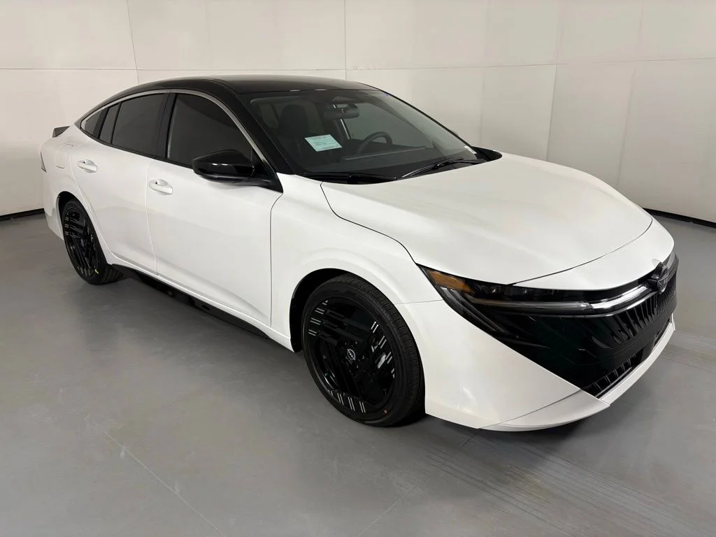 New 2026 Aspen White TriCoat / Super Black Two-tone Nissan SR image 3