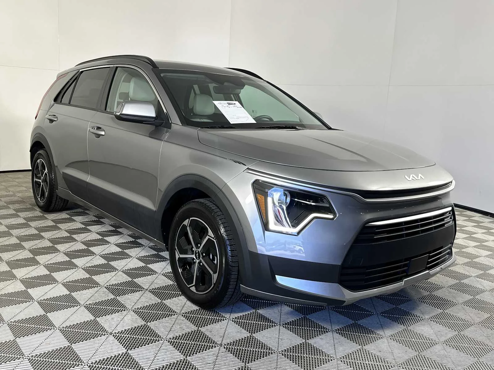 2023 Kia Niro EX HEV's photo