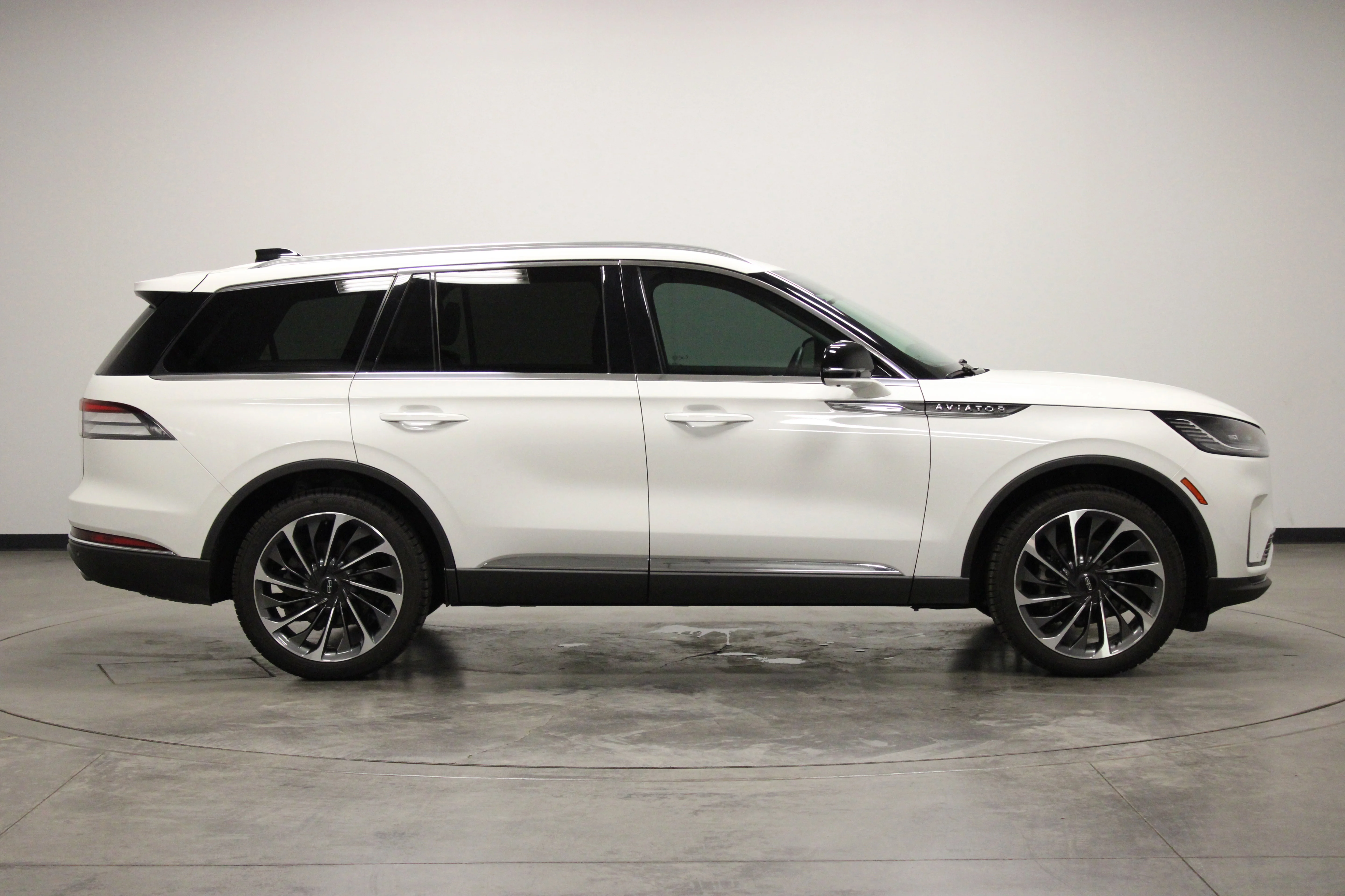 Used 2025 Pristine White Metallic Tri-Coat Lincoln Reserve image 9