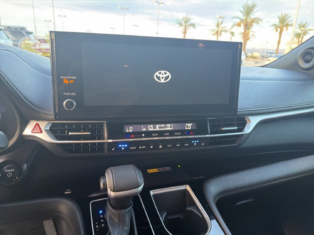 2025 Toyota Sienna Platinum - Photo 19