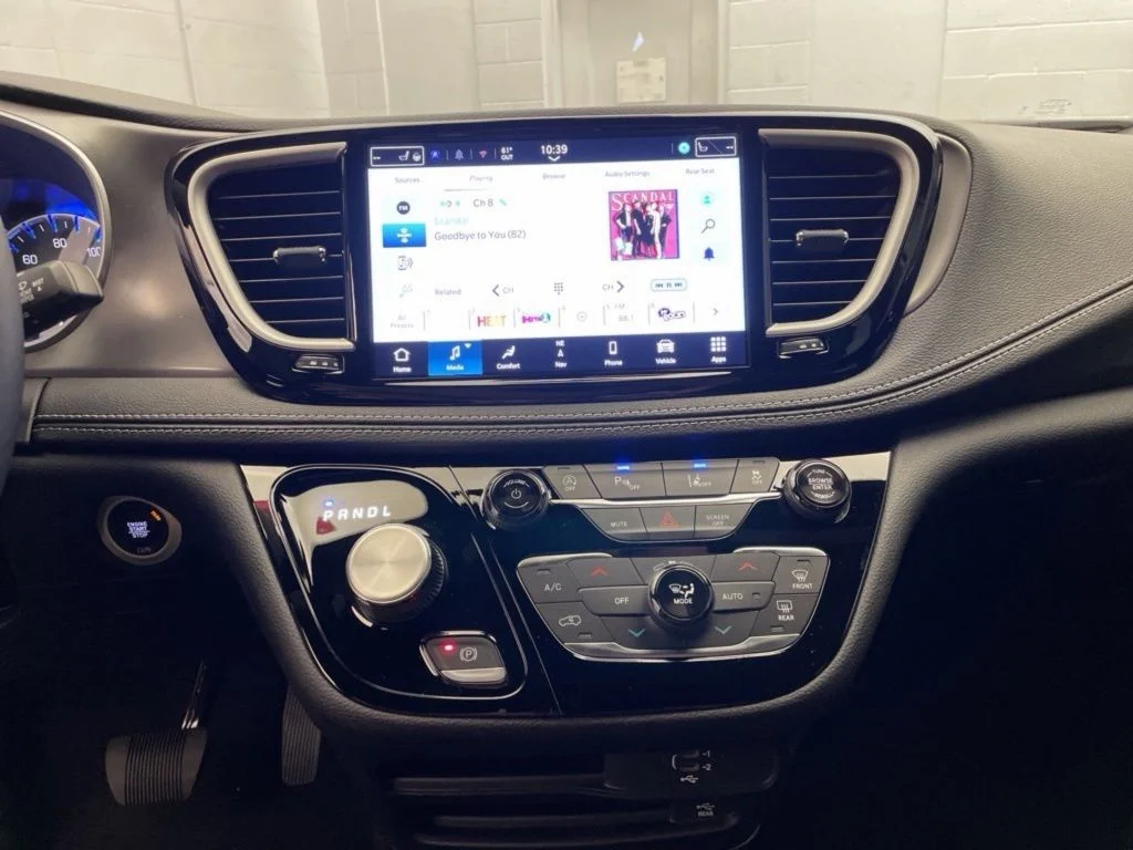 2026 Chrysler Pacifica Select - Photo 10