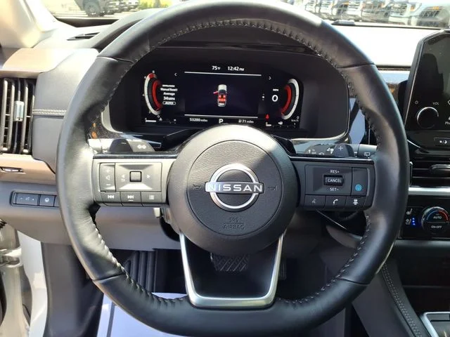 Used 2023 White Nissan Platinum image 9