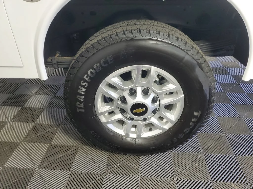 New 2026 Summit White Chevrolet WT image 34
