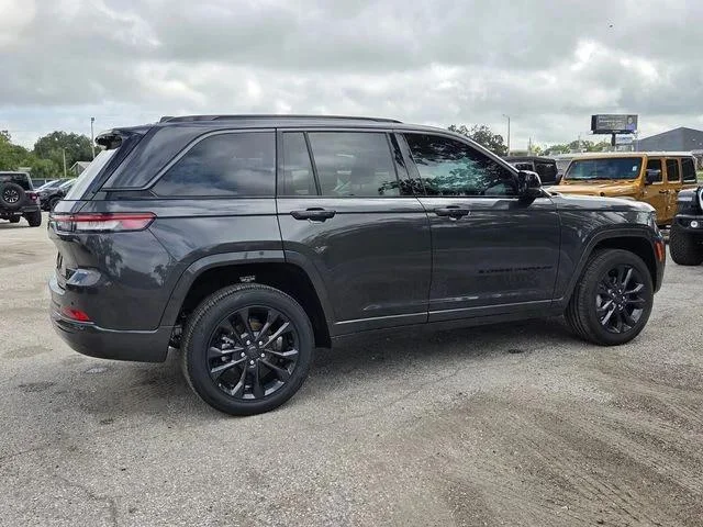 New 2026 Baltic Gray Metallic Clear-Coat Exterior Paint Jeep Limited image 34