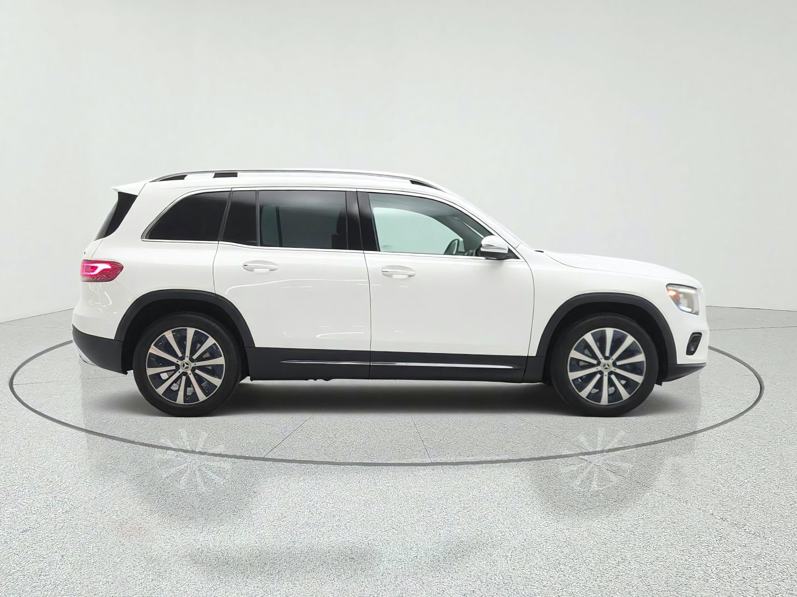 Used 2023 Polar White Mercedes-Benz GLB 250 4MATIC® SUV image 4