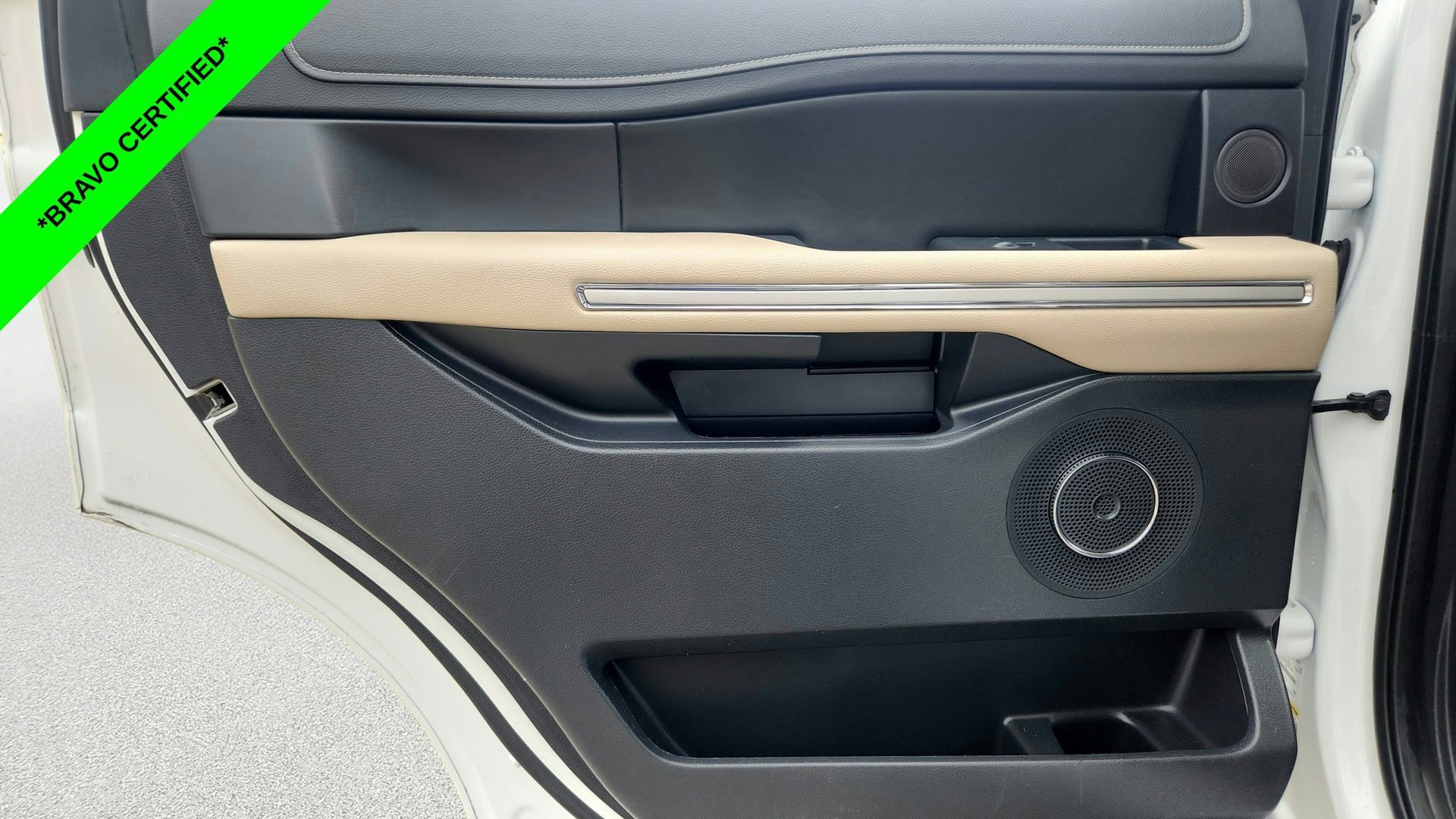 Used 2022  Ford Limited image 25