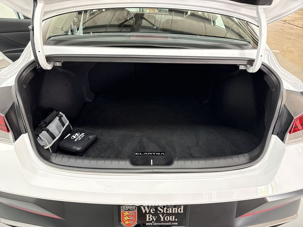 Used 2025 White Hyundai SEL Convenience image 33