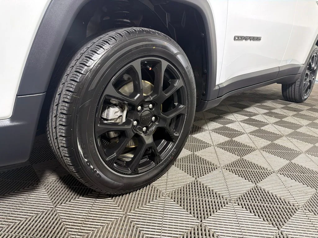 Used 2022 White Jeep Latitude image 26