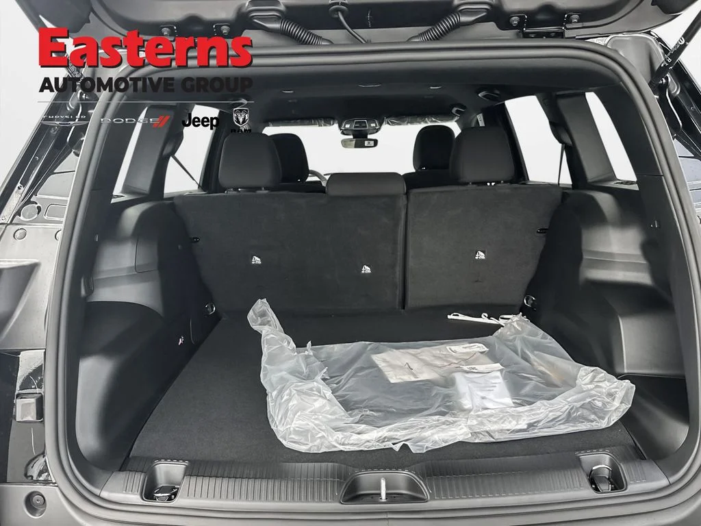 New 2026 Diamond Black Crystal Pearl-Coat Exterior Paint Jeep Base image 9