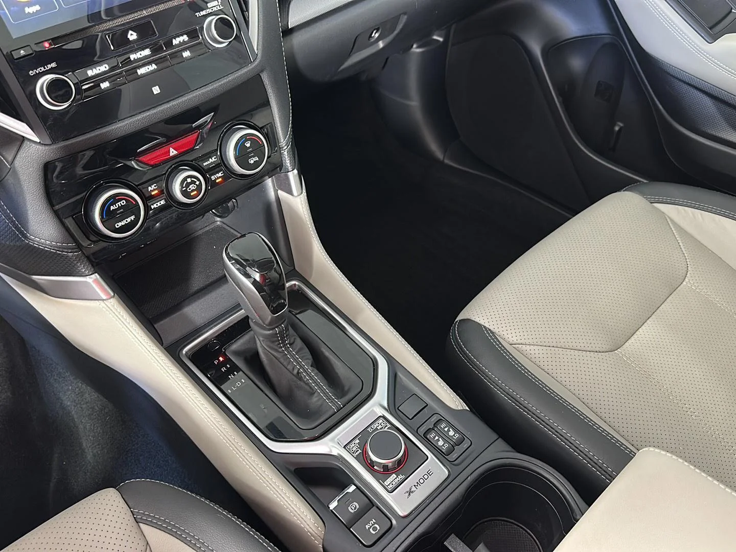 Used 2020 Crystal White Pearl Subaru Limited image 28