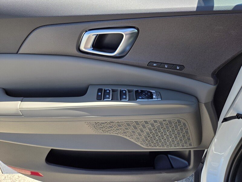 New 2026 Snow White Pearl Kia EX image 11