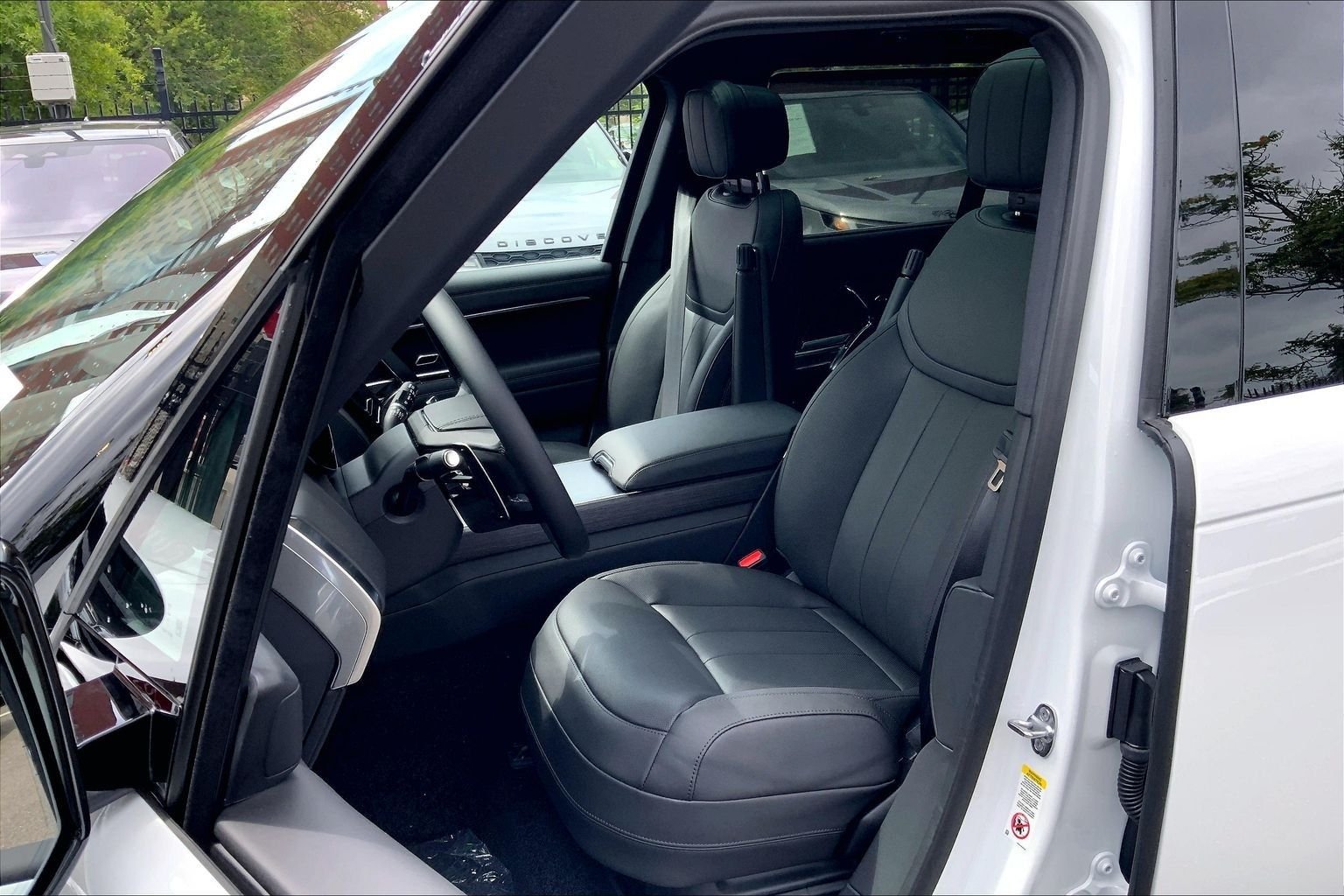 New 2026 Fuji White Land Rover SE 7 Seats image 9