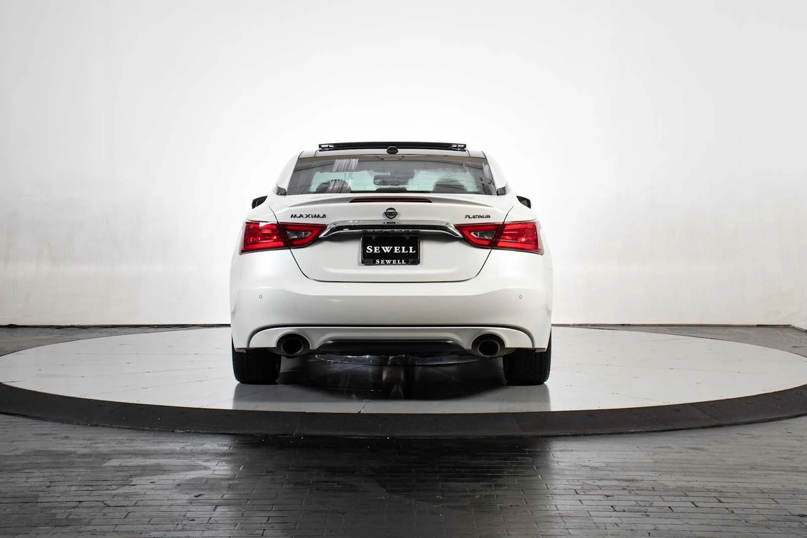 Used 2017 Pearl White Nissan Platinum image 5