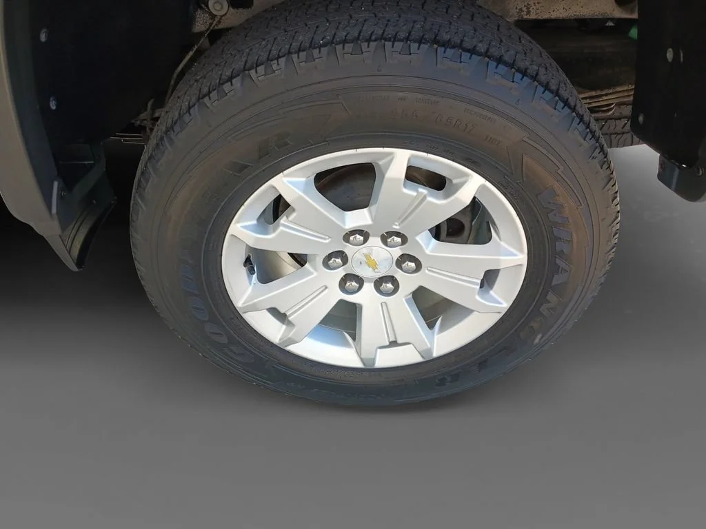 Used 2018 SILVER ICE METALLIC Chevrolet 4WD LT image 8