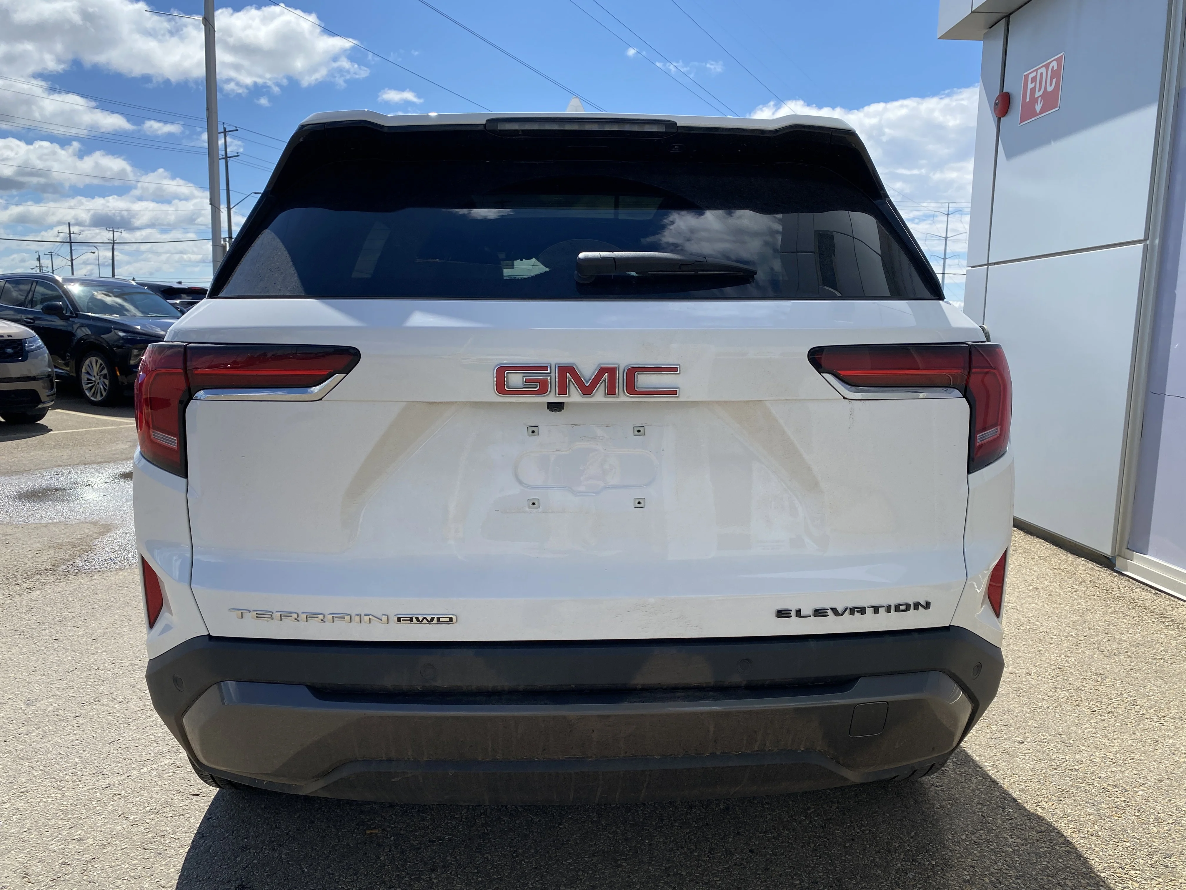 Certified Used 2026 White GMC AWD Elevation * PREMIUM PACKAGE * PANORAMIC SUNROOF * POWER TAILGATE image 4