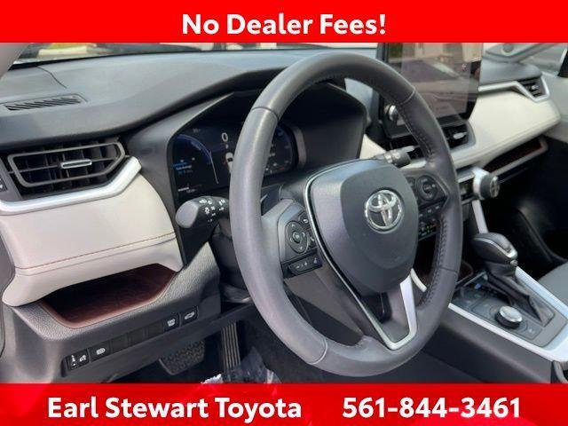 Certified Used 2024 WIND CHILL PEARL Toyota  image 27