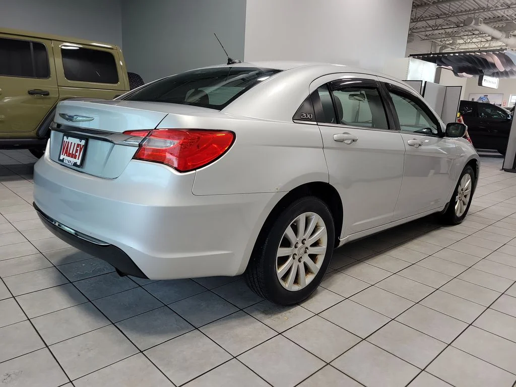Used 2012 Silver Chrysler Touring image 10