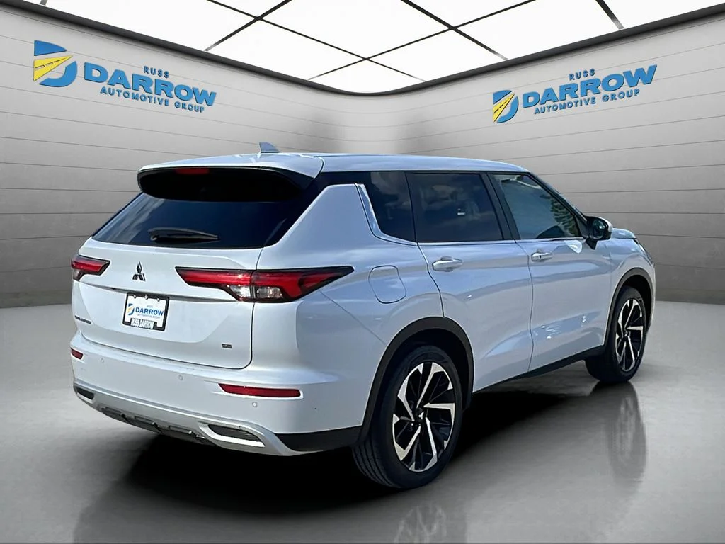 Used 2024 Silver Mitsubishi SE image 5